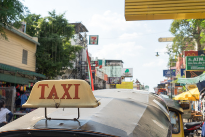タイのタクシーとカオサン通りの町並みのイメージ