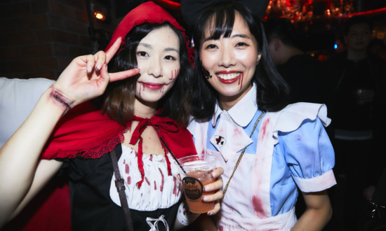 渋谷のハロウィン仮装美女に「お仕事は何？」と突撃質問。秘書に公務員…