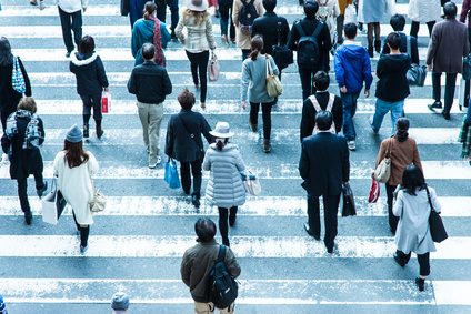 横断歩道を渡る人々 日本