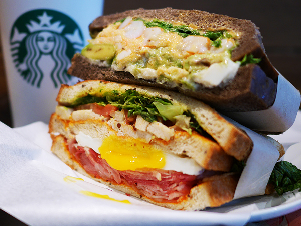 スタバのサンドイッチ、高コスパ VS ガッカリな10品を実食検証