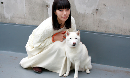 女優・桜井ユキが再び、柴犬のママに「私も自然に笑えない子でした」