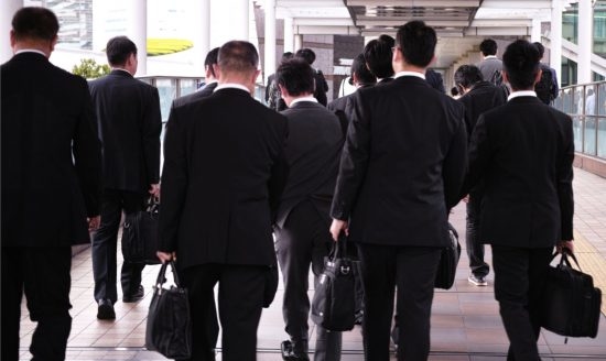 「老後に2000万円必要」報告とは何だったのか。20代がすべき資産形成は？