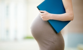 「妊婦には任せられない」職場のマタハラを防ぐには？
