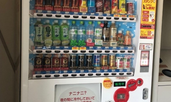 コカ・コーラ、好調な「Coke ONアプリ」で進めるスマホ自販機戦略