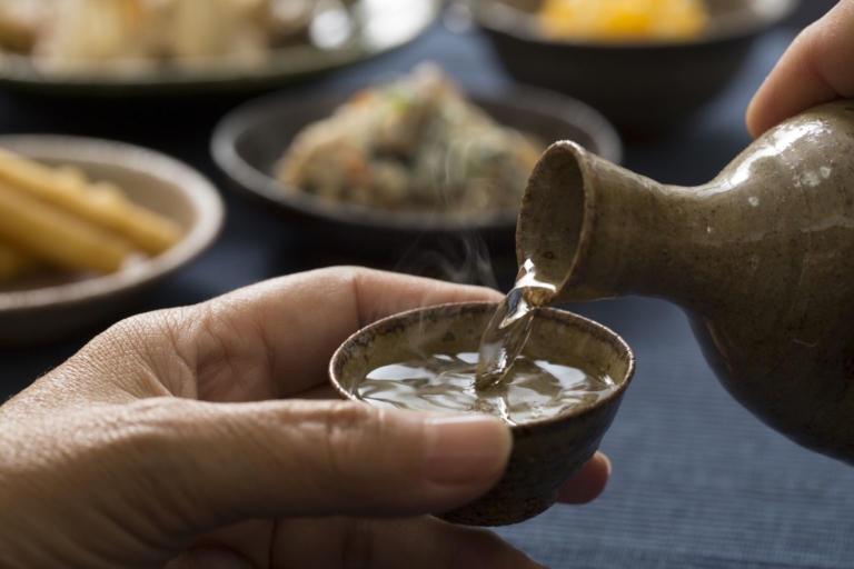 上司にお酌すべき?手酌でいいと言われたら?飲み会での振る舞い方 | bizSPA!