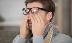 花粉症の「目の症状」どう対処・予防する？市販の目薬でおすすめは