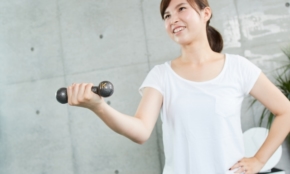 在宅の運動不足で腰痛に。社会人が「背筋を鍛えるべき」3つの理由