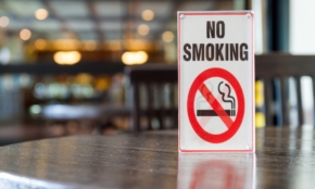 変わる喫煙のルール。吸えない場所が増えても「喫煙店」が残る事情