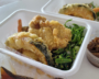 370円「はなまるうどん弁当」を実食。“ソックリ”な丸亀製麺の弁当とどっちがうまいか