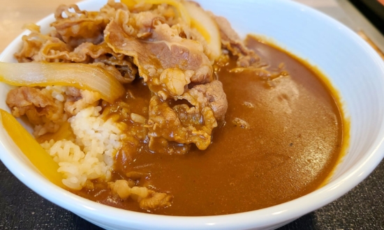 吉野家の新カレーは牛肉との相性抜群。牛丼チェーンカレー界に“二刀流”の新風か