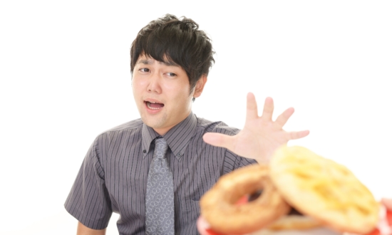 つい食べすぎてダイエットが三日坊主に…。やせない人の特徴と原因を医師に聞く