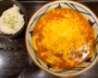 丸亀製麺×TOKIO松岡コラボ「トマたまカレーうどん」を実食。“とろけるチーズ”にプロも大満足
