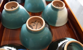 小学校の給食は「人間国宝の茶碗」で。鳥取県がめざす“日本一”の食育