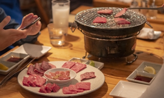 焼肉で網を焦がさず、おいしく食べる焼き方。焦げをトングで削るのはNG