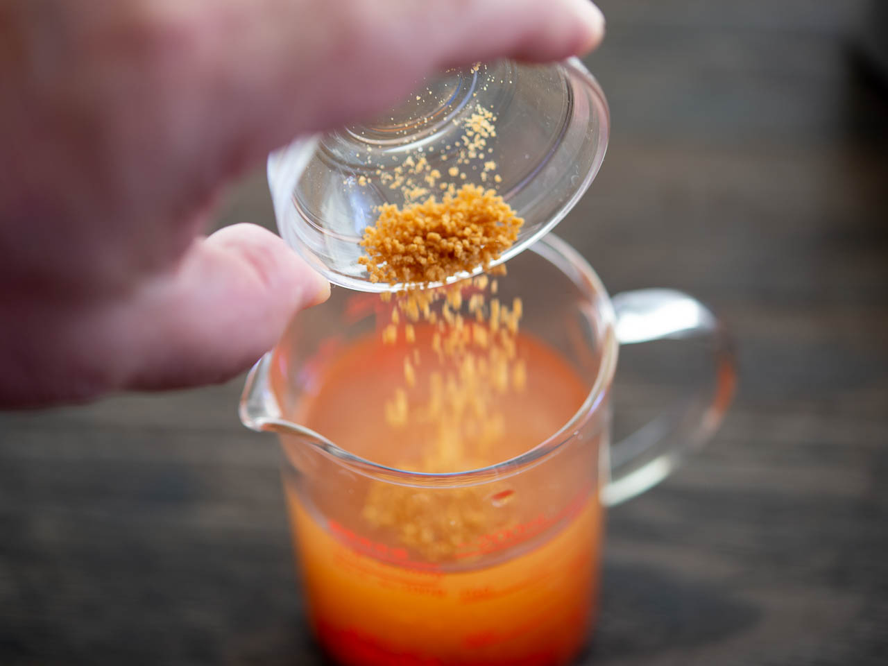 コップなどに水を入れて、トマトケチャップ、顆粒チキンコンソメ、塩一つまみも入れて全体によく混ぜる