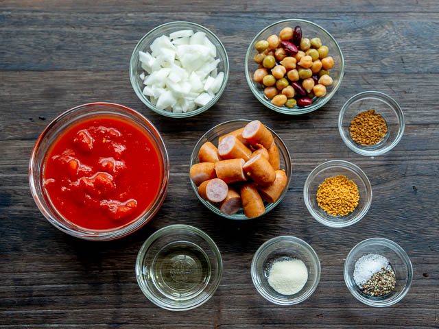 材料｜ソーセージ、豆、トマト、玉ねぎ