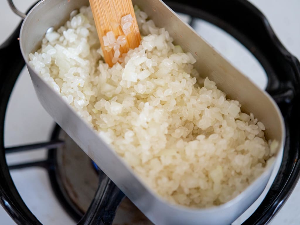 米を入れて色が透き通るまで炒めます