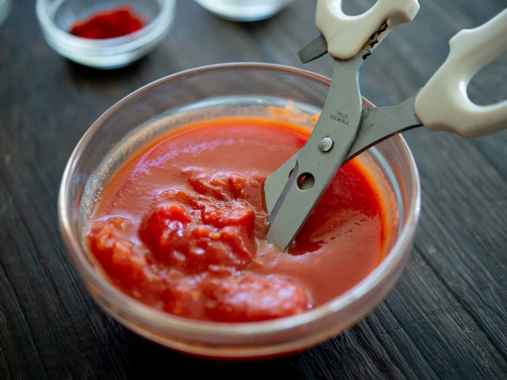 トマトの缶詰はハサミでカットします