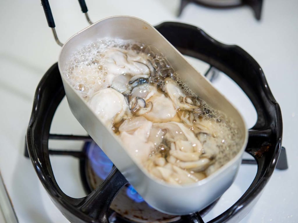 メスティンに酒、薄口しょうゆ、塩を入れ中火にかけて、沸騰したら下準備した牡蠣を入れて加熱します