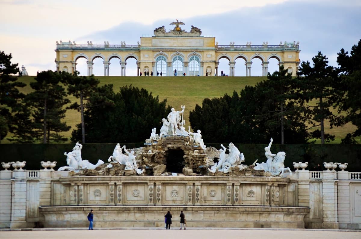 世界遺産になっているシェーンブルン宮殿の庭園に建つグロリエッテ