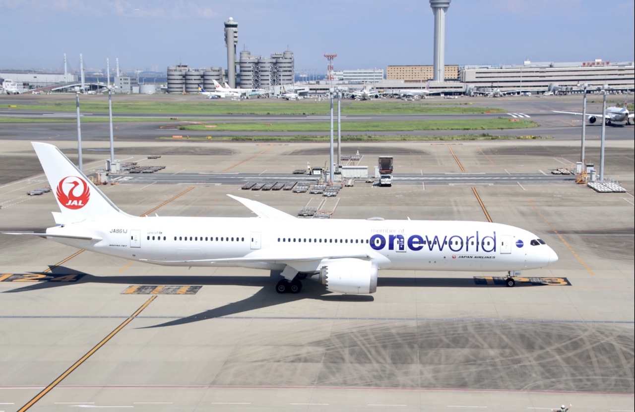 羽田空港第三ターミナルから海外へ出発するJAL機