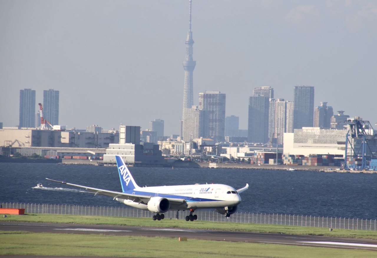 羽田空港へ着陸するANA機