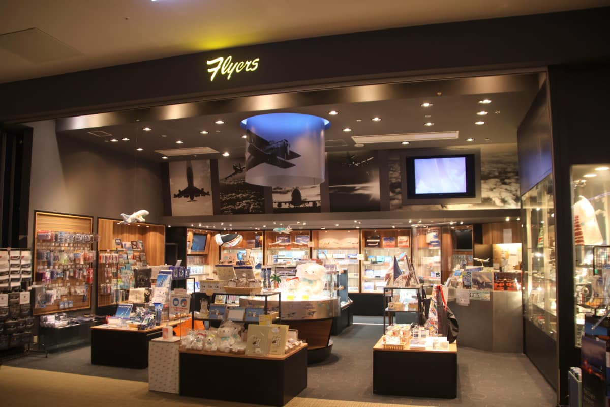 多くの航空機関連商品が並ぶフライヤーズの店頭