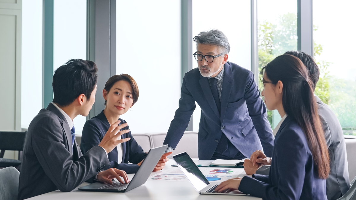 【ビジネス敬語クイズ】正しいのは?「どちらにいたしますか」と「どちらになさいますか」 | bizSPA!