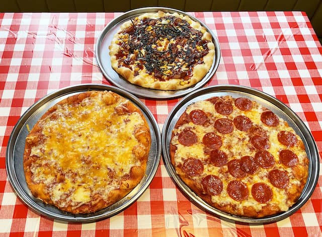 人気筆頭の3種。写真上から時計回りに「照焼きチキンピザ」「ペパロニ」「ダブルチーズ」