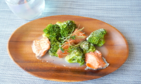 【健康的なダイエットレシピ】パーソナルジム直伝「鮭とブロッコリーの豆乳煮」