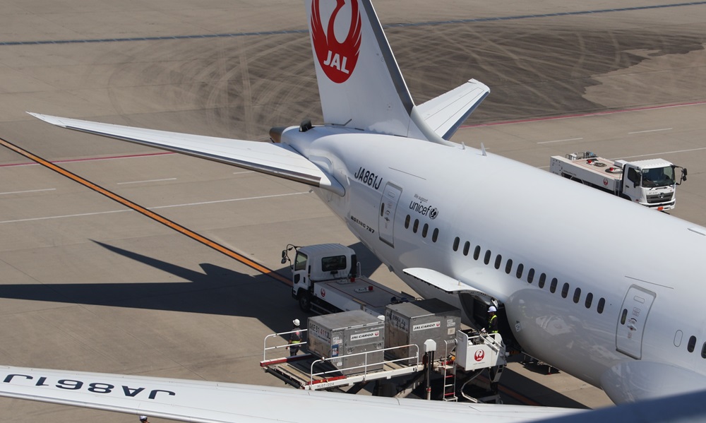 羽田空港にてJAL機で運ばれる貨物　撮影：筆者