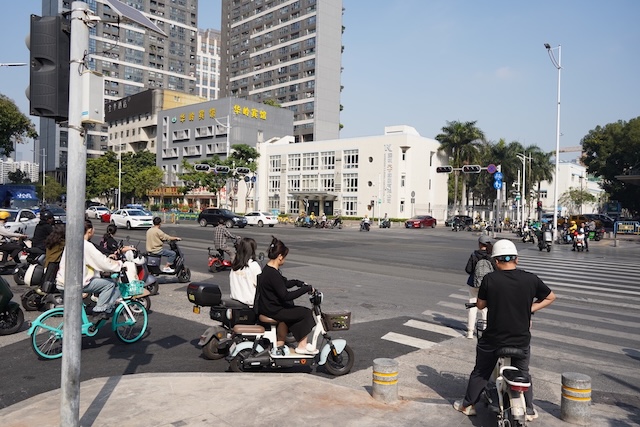 自転車に乗って信号を待つ様子（撮影：重田信）