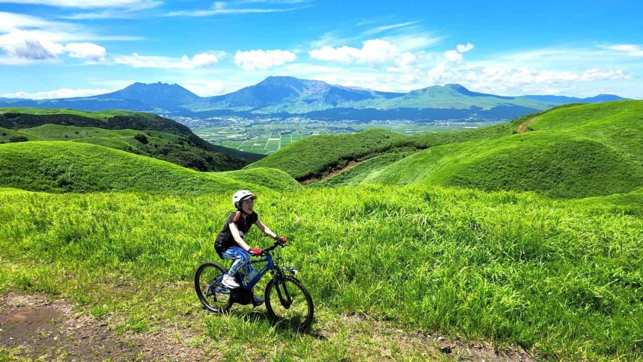 GREEN JOURNEY e-BIKEで阿蘇の草原ライド