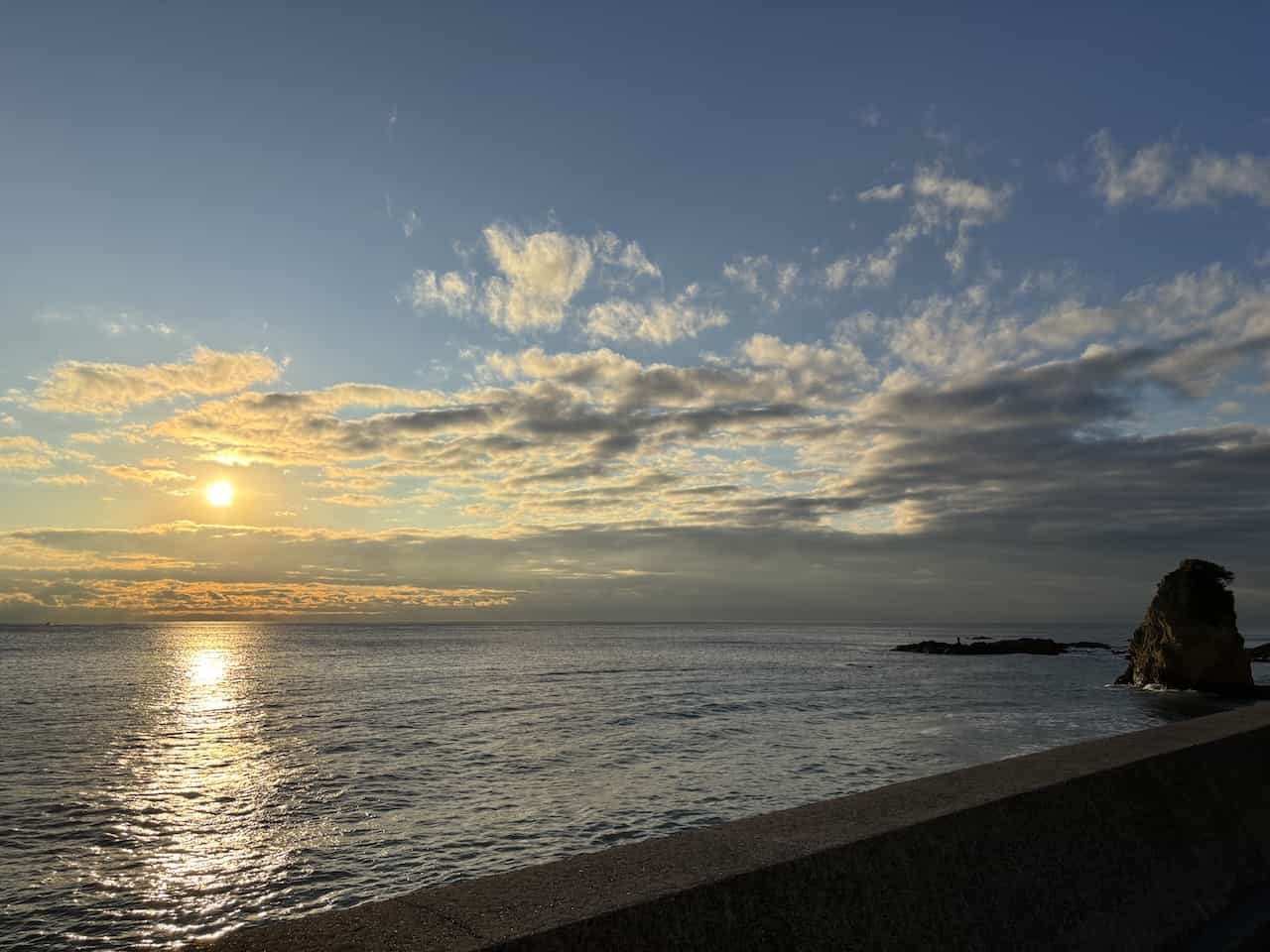 立石と夕日