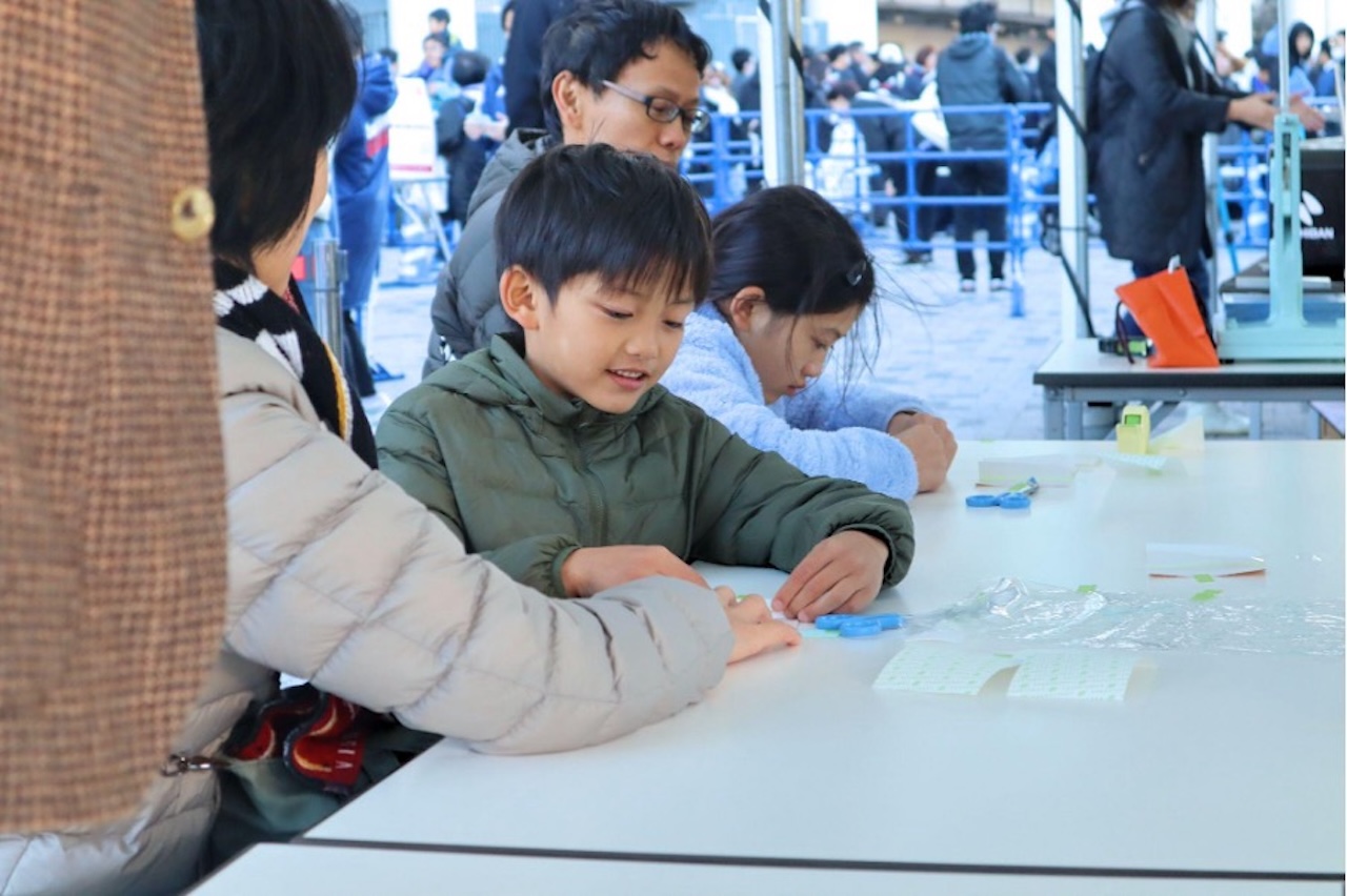 絆創膏づくりに取り組む子どもたち