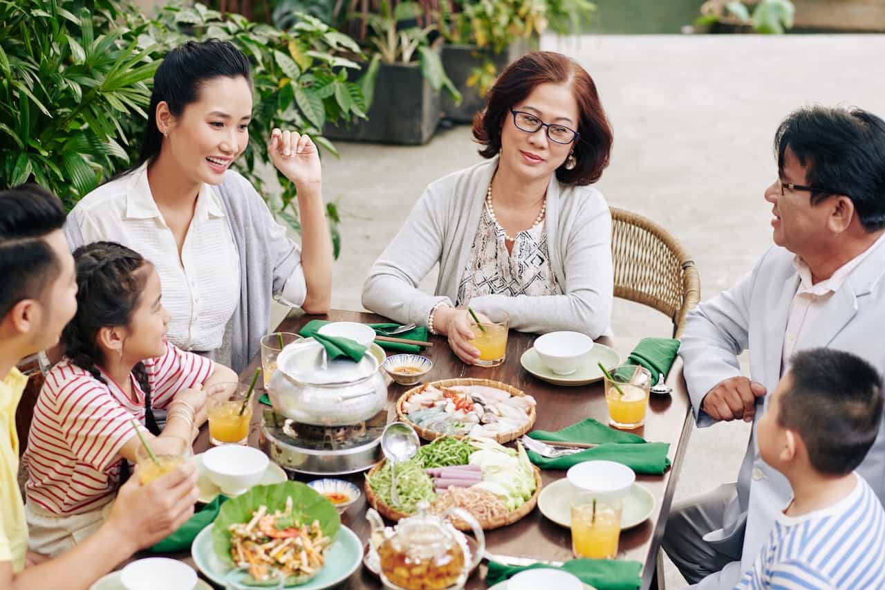 食事する中国人家族のイメージ