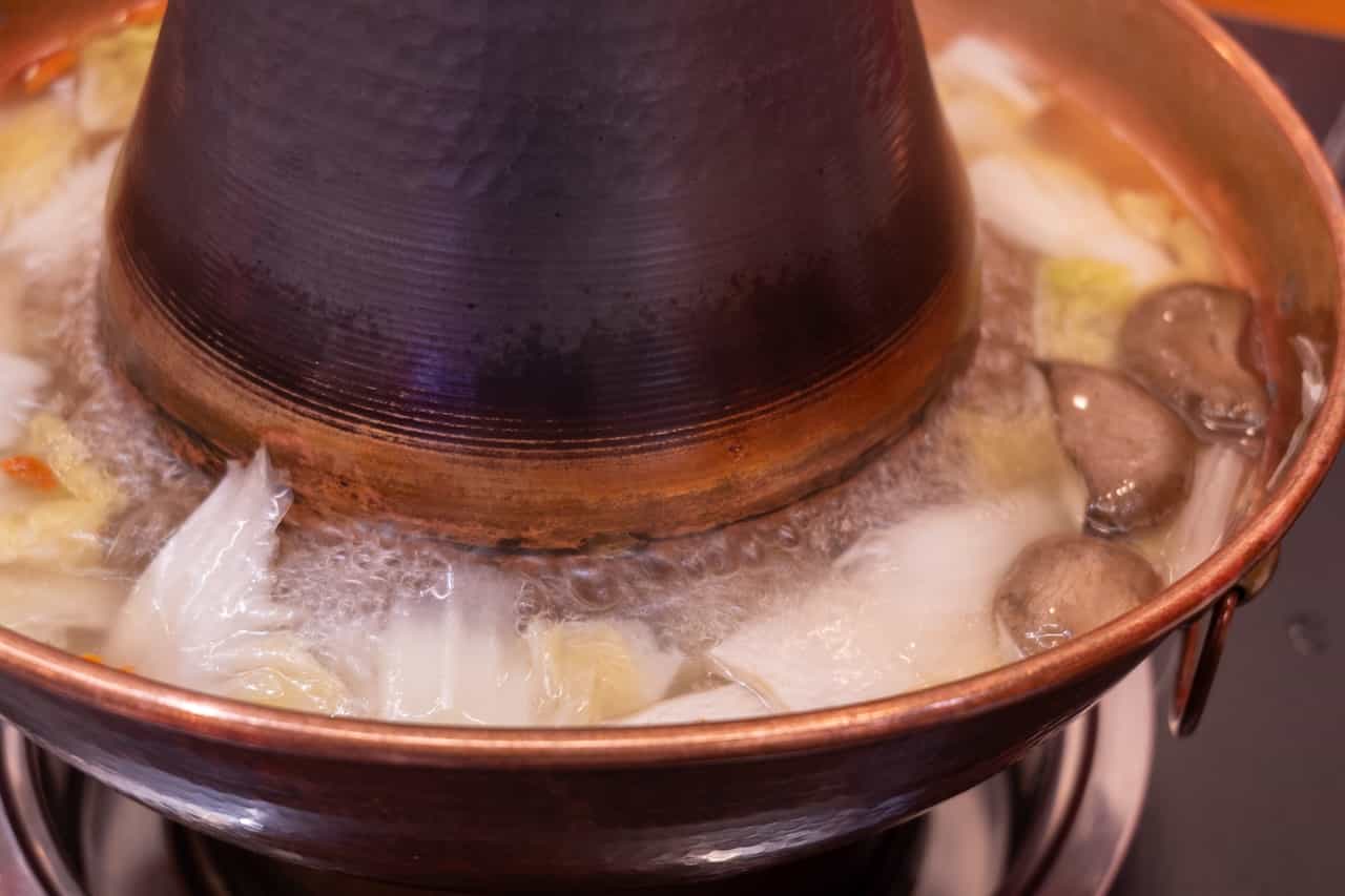 鍋で野菜を加熱する様子