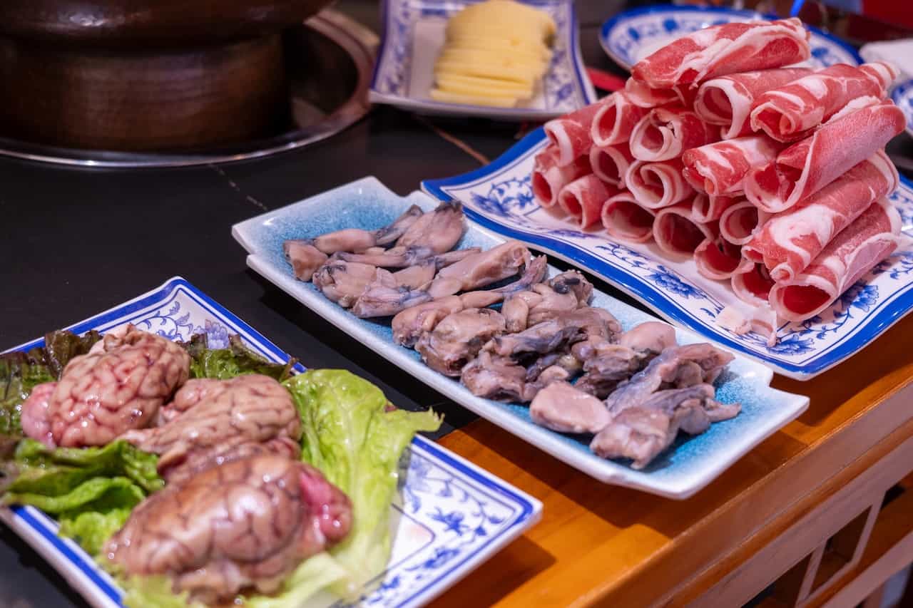 豚の脳みそ、カエルの足、羊肉