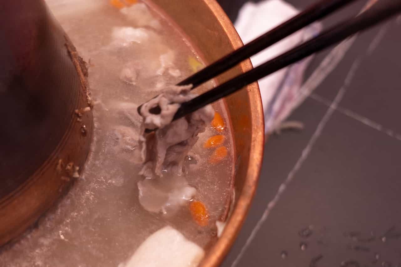 羊肉を鍋でしゃぶしゃぶする様子