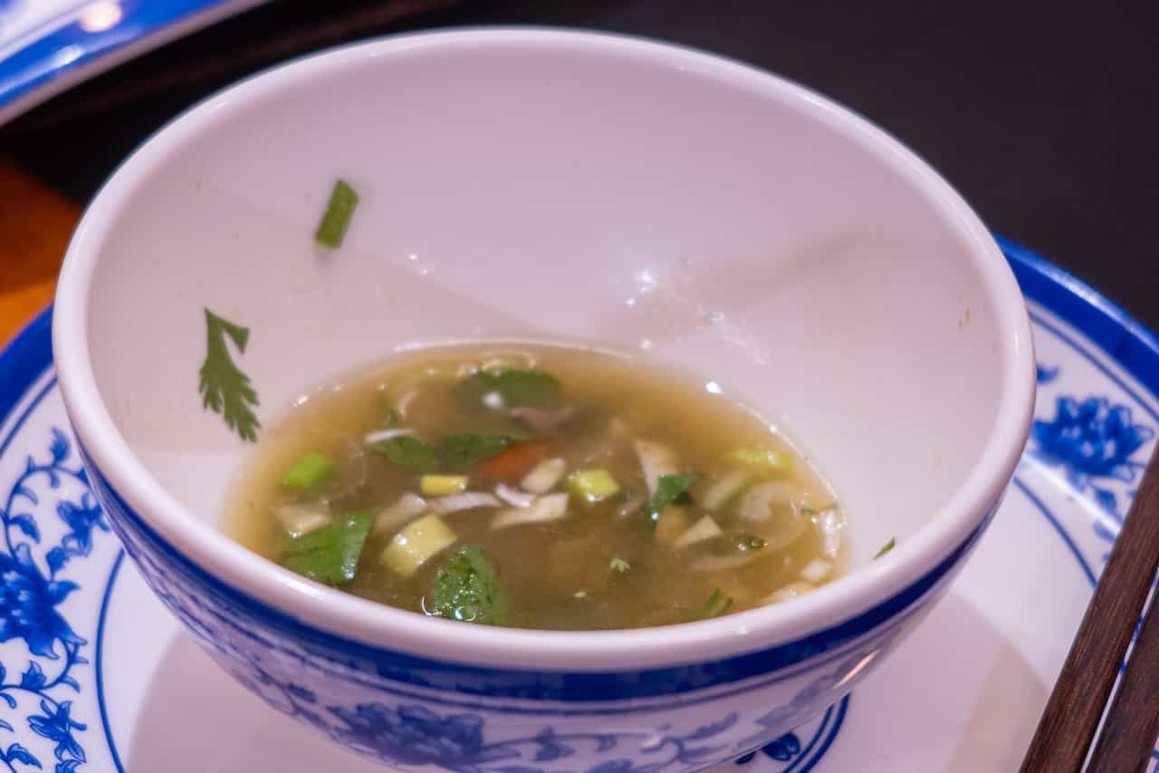 調味料を追加したスープ