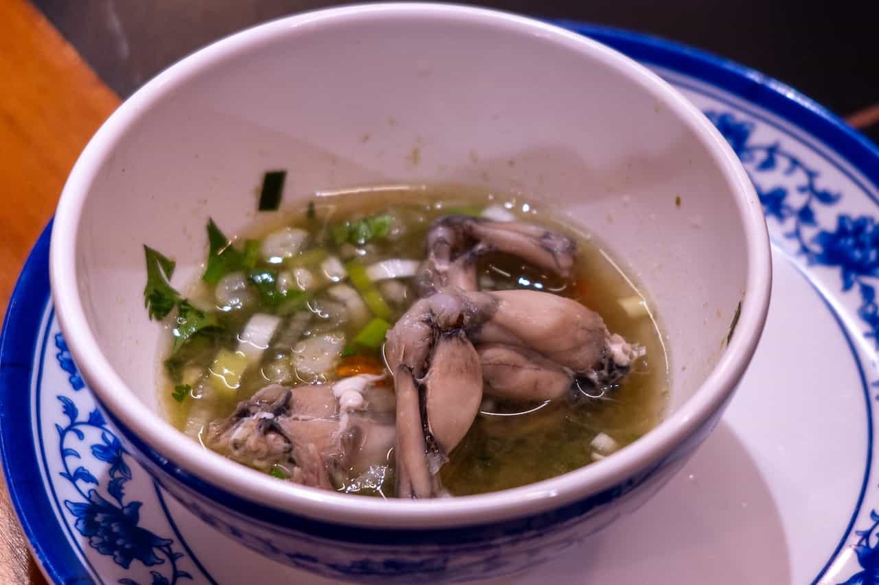 調味料につけたウシガエルの足