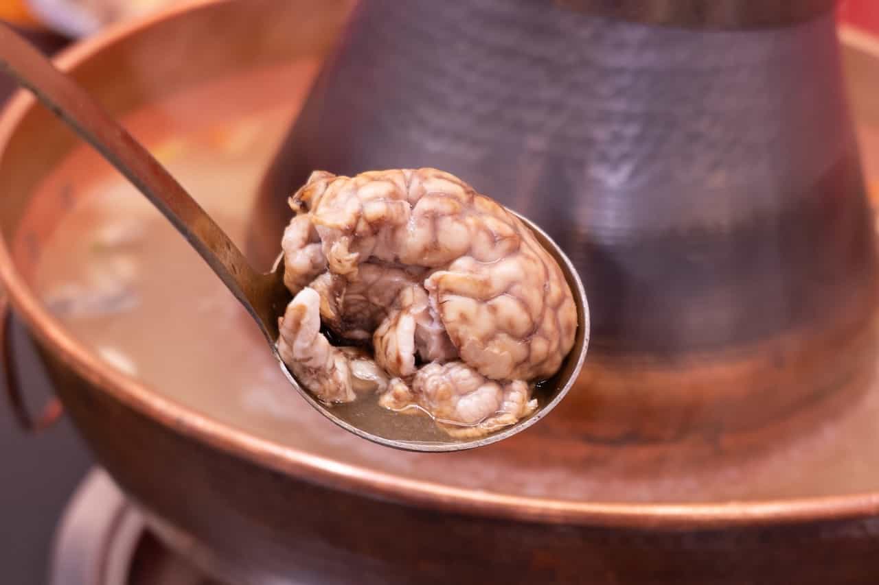 茹で上がった豚の脳みそ