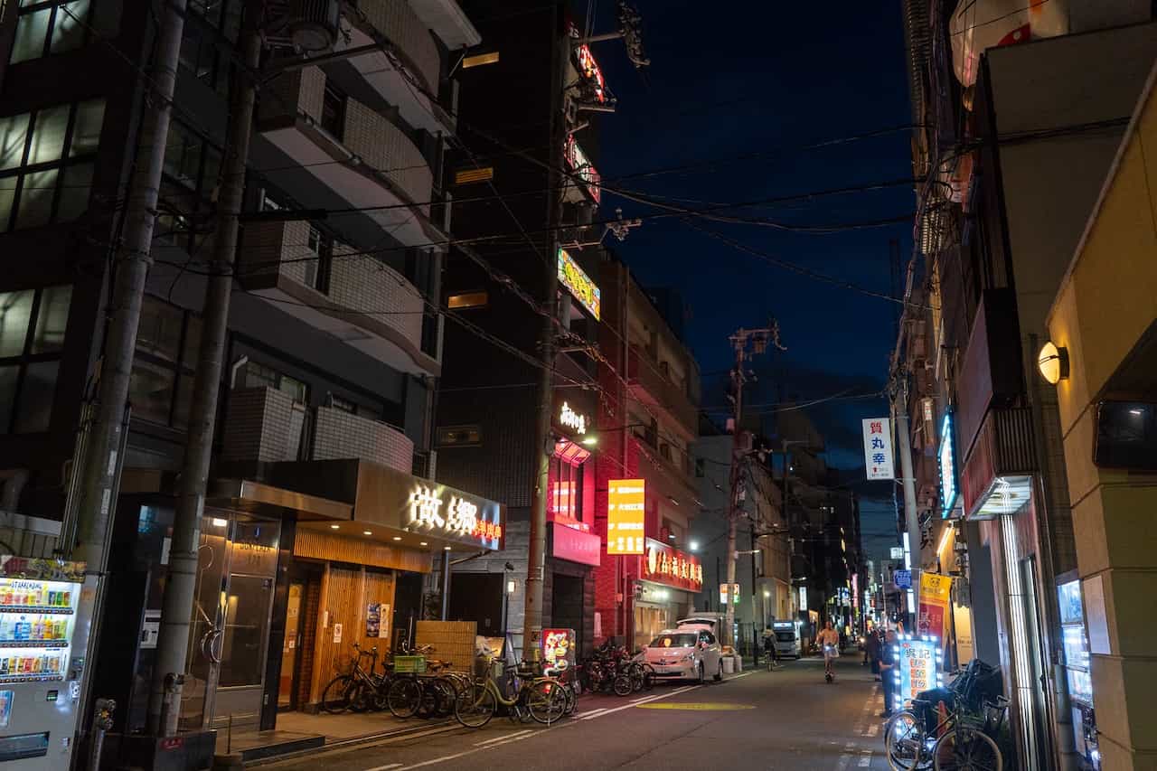 大阪・島之内の夜の街並み