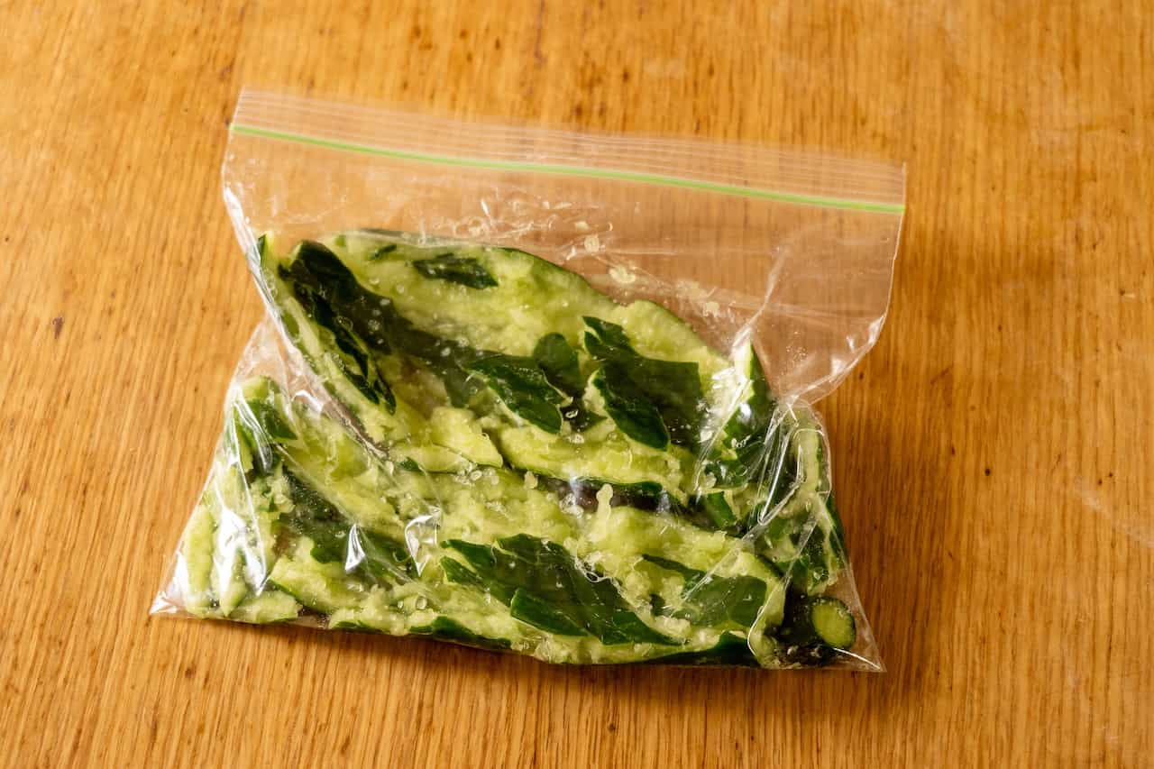 きゅうり2本をポリ袋に入れ、麺棒などで軽く叩いてほぐす