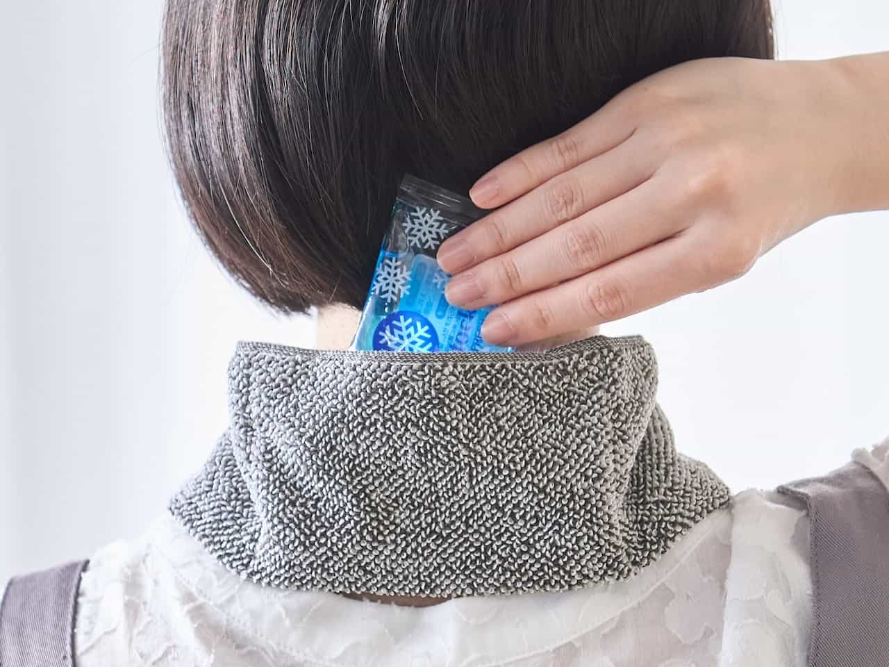 触ると冷たいネックタオルに保冷剤を入れている様子