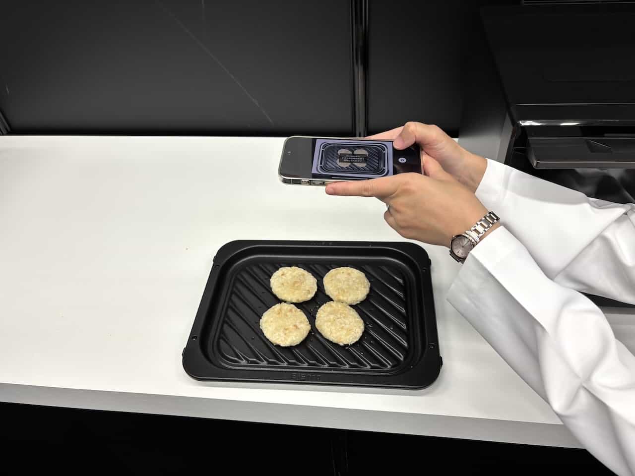 冷凍コロッケをグリル皿に並べて専用アプリでスキャン