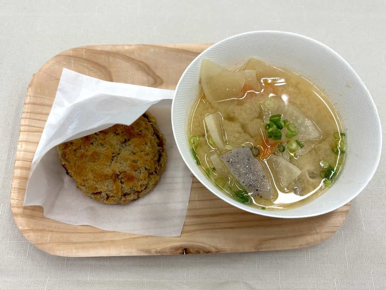 試食用のコロッケと豚汁