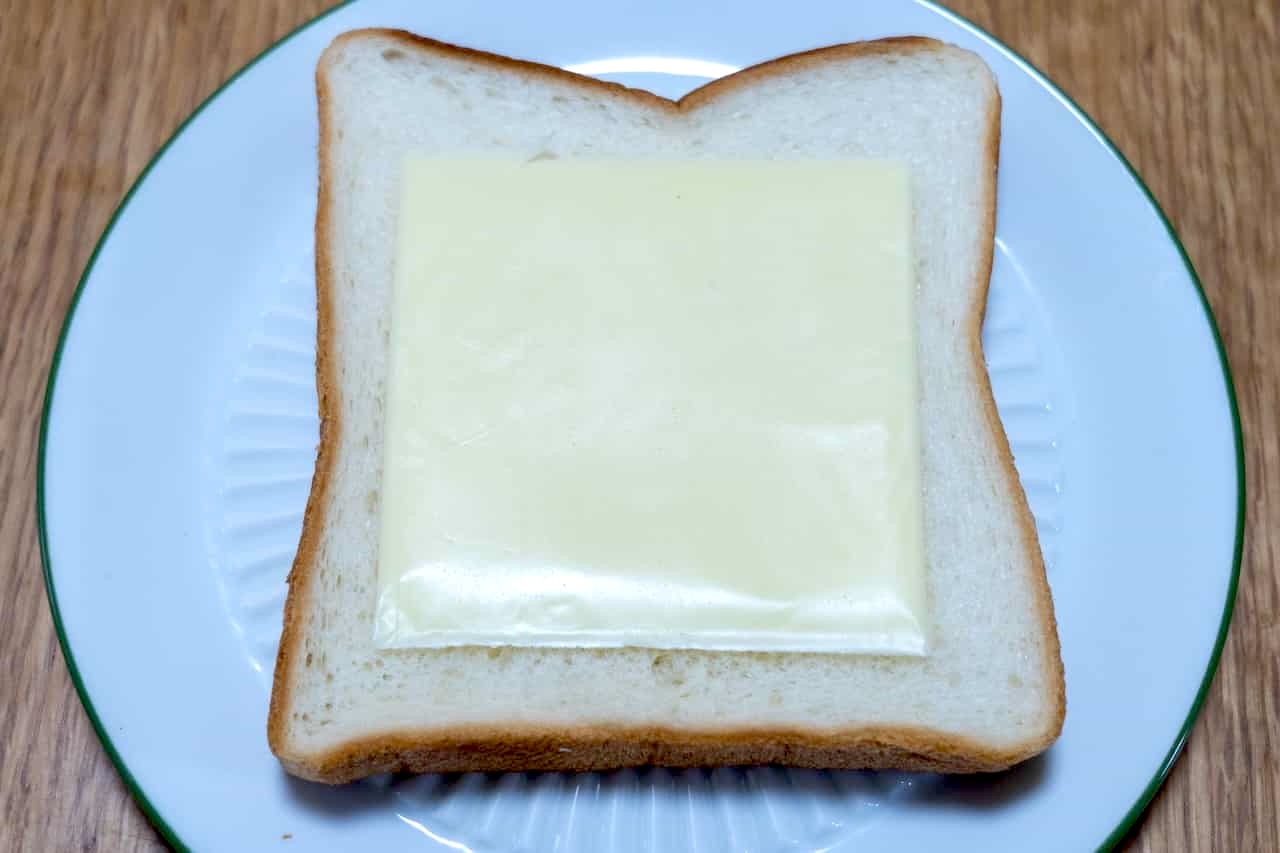 食パンにこんがり焼ける とろけるスライスをのせたところ