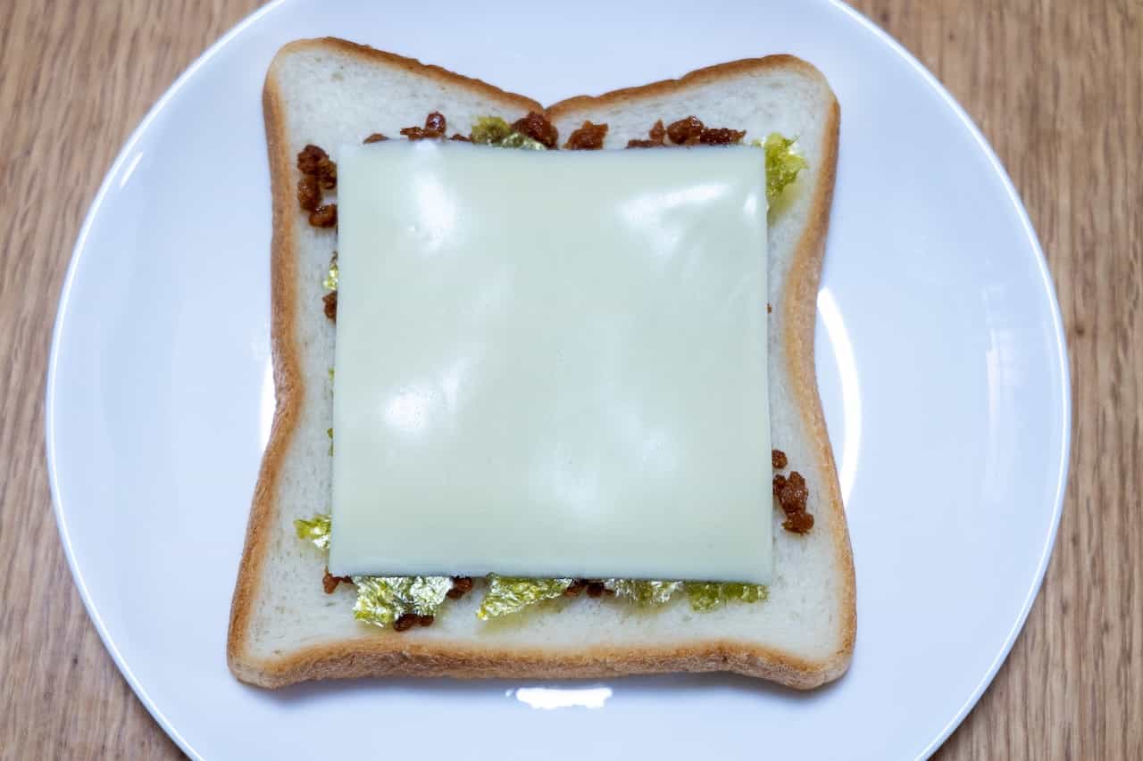 食パンに鶏そぼろと、ちぎった焼きのり、スライスチーズをのせたところ