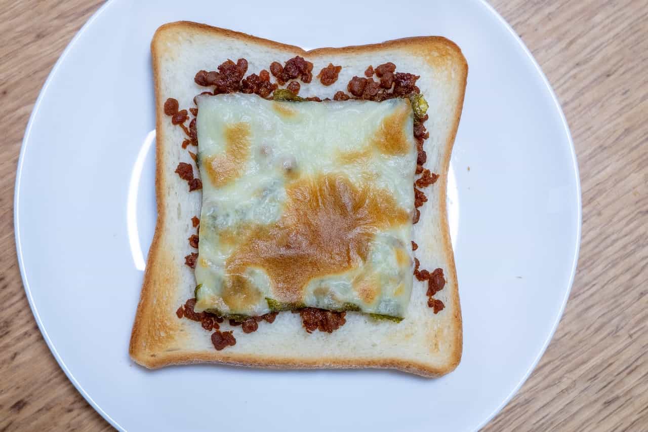 こんがりチーズトースト 〈鶏そぼろ〉